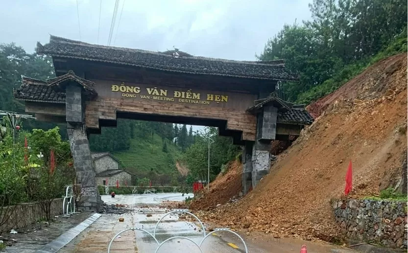 Cổng chào cao nguyên đá Đồng Văn sụp đổ do mưa lớn kéo dài, đất xung quanh thấm nước, sạt trượt