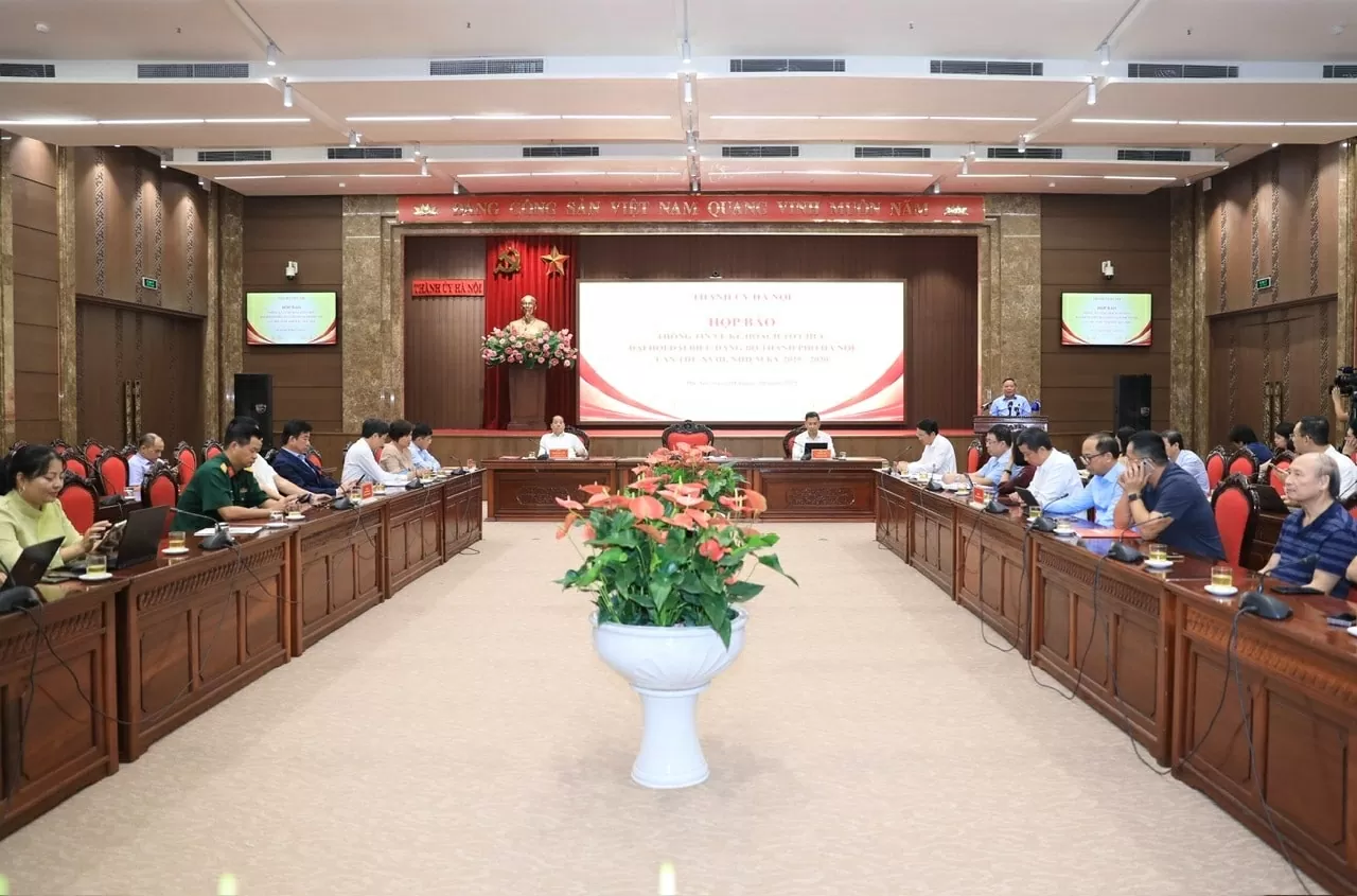 Toàn cảnh họp báo thông tin về kế hoạch tổ chức Đại hội đại biểu Đảng bộ thành phố Hà Nội lần thứ XVIII, nhiệm kỳ 2025-2030. (Ảnh: Quang Thái)