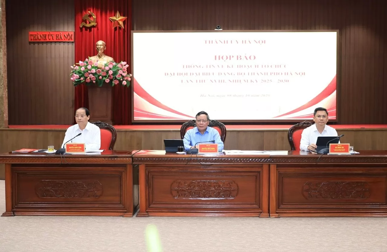Các đồng chí lãnh đạo thành phố Hà Nội chủ trì họp báo. Ảnh: Quang Thái