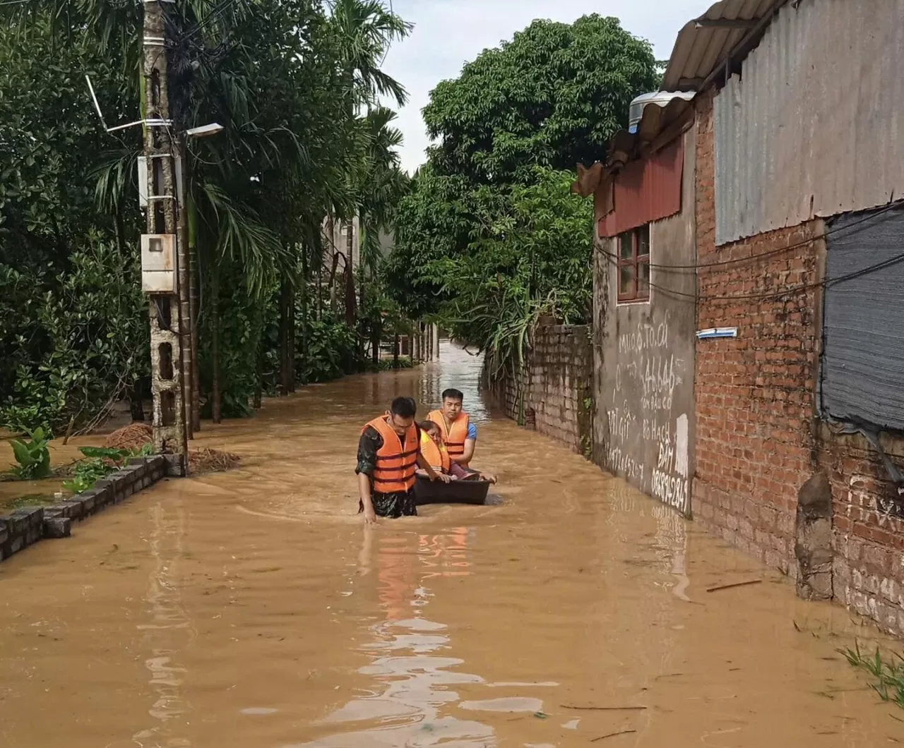 Bắc Ninh: Nhiều xã ngập úng cục bộ, nỗ lực bảo đảm an toàn cho người và tài sản