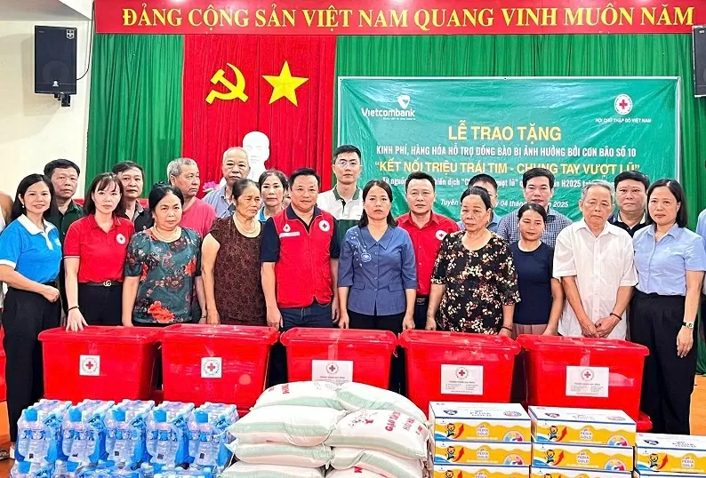 Cứu trợ khẩn cấp người dân bị ảnh hưởng bởi bão số 11