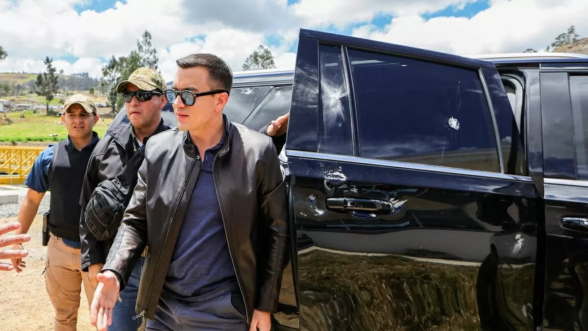 Xe chở Tổng thống Ecuador bị 500 người tấn công: Quốc gia Nam Mỹ xác định là hành động khủng bố, các láng giềng lên án vụ việc