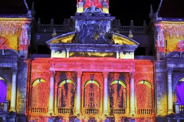 Tinh thần một Việt Nam vừa gìn giữ bản sắc, vừa tiếp thu tinh hoa nhân loại Tinh thần một Việt Nam vừa gìn giữ bản sắc, vừa tiếp thu tinh hoa nhân loại