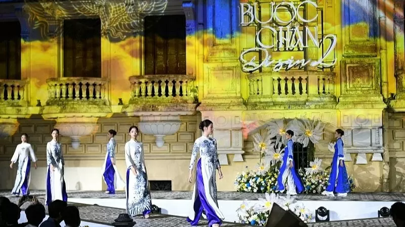 Tinh thần một Việt Nam vừa gìn giữ bản sắc, vừa tiếp thu tinh hoa nhân loại Tinh thần một Việt Nam vừa gìn giữ bản sắc, vừa tiếp thu tinh hoa nhân loại