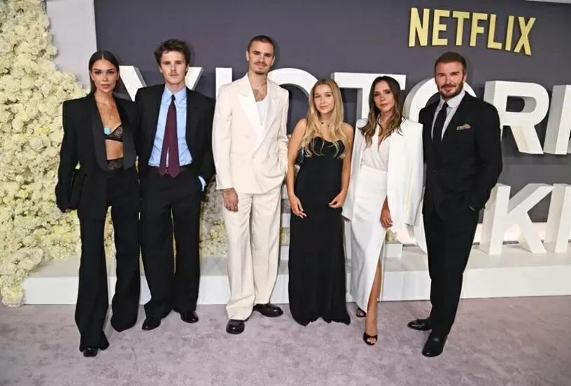 Victoria Beckham chụp hình trên thảm đỏ cùng ông xã David Beckham và 3 người con (từ phải sang): Harper, Romeo, Cruz. Bạn gái của Cruz Beckham là ca sĩ Jackie Apostel cũng tới ủng hộ Victoria ra mắt phim. Con trai cả Brooklyn và dâu Nicola Peltz không tham dự sự kiện.