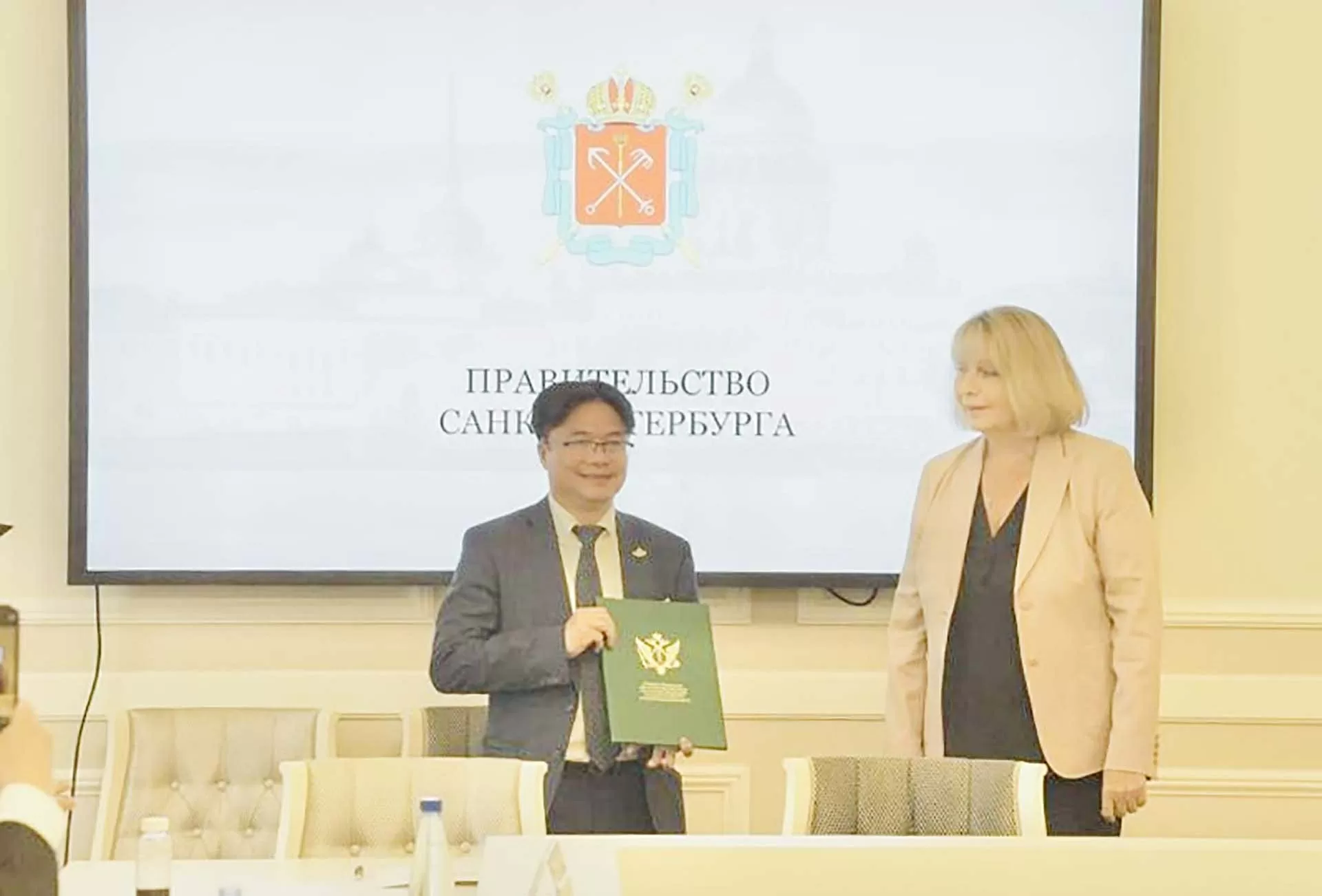 Chủ tịch Hội người Việt Nam tại Saint Petersburg Dương Chí Kiên thay mặt cộng đồng nhận Giấy chứng nhận Đăng ký quốc gia tổ chức xã hội văn hóa phi lợi nhuận từ chính quyền thành phố. (Nguồn: Hội người Việt Nam tại Saint Petersburg) Chủ tịch Hội người Việt Nam tại Saint Petersburg Dương Chí Kiên thay mặt cộng đồng nhận Giấy chứng nhận Đăng ký quốc gia tổ chức xã hội văn hóa phi lợi nhuận từ chính quyền thành phố. (Nguồn: Hội người Việt Nam tại Saint Petersburg)