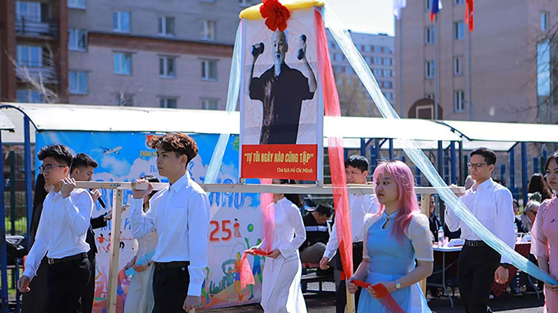 Du học sinh Việt Nam diễu hành tại Lễ khai mạc Đại hội thể thao sinh viên Việt Nam tại Saint Petersburg năm 2025. (Ảnh: Xuân Hưng)