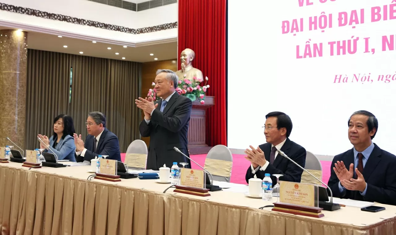 Ủy viên Bộ Chính trị, Phó Bí thư Thường trực Đảng ủy Chính phủ, Phó Thủ tướng Thường trực Chính phủ Nguyễn Hòa Bình cùng lãnh đạo các bộ chủ trì họp báo. (Ảnh: Thành Long)