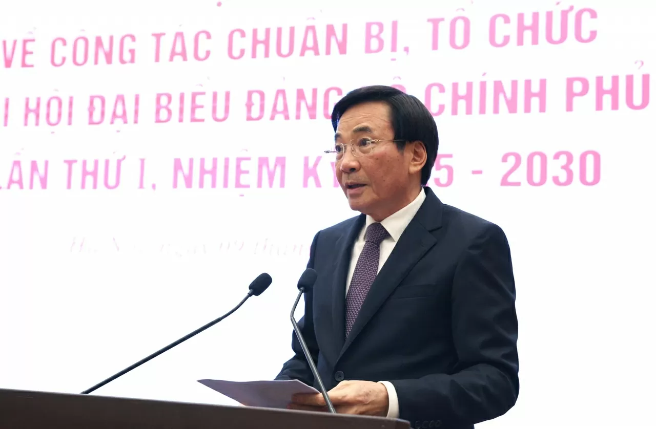 Bộ trưởng, Chủ nhiệm Văn phòng Chính phủ Trần Văn Sơn, Người phát ngôn của Chính phủ, thông báo những nội dung chủ yếu về công tác chuẩn bị, tổ chức Đại hội. (Ảnh: Thành Long)