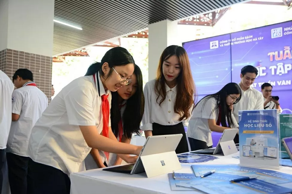 Học sinh hào hứng trải nghiệm hệ sinh thái học liệu số. Ảnh minh họa. (Nguồn: SGD/Thanhnien) Học sinh hào hứng trải nghiệm hệ sinh thái học liệu số. Ảnh minh họa. (Nguồn: SGD/Thanhnien)