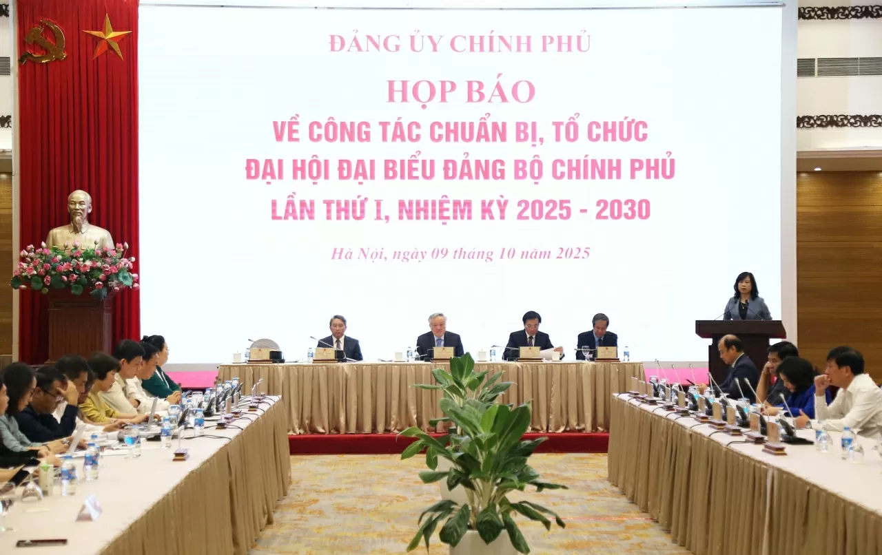 Bộ trưởng Bộ Y tế Đào Hồng Lan trả lời câu hỏi của báo chí về công tác an sinh xã hội trong giai đoạn 2020-2025. (Ảnh: Thành Long)