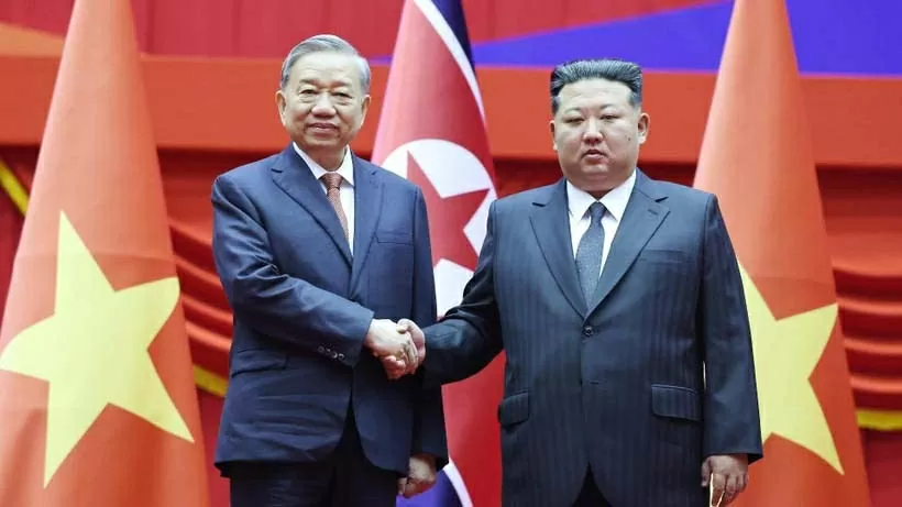 Tổng Bí thư Đảng Lao động Triều Tiên, Chủ tịch Quốc vụ nước Cộng hòa Dân chủ Nhân dân Triều Tiên Kim Jong Un đón Tổng Bí thư Tô Lâm. (Nguồn: TTXVN)
