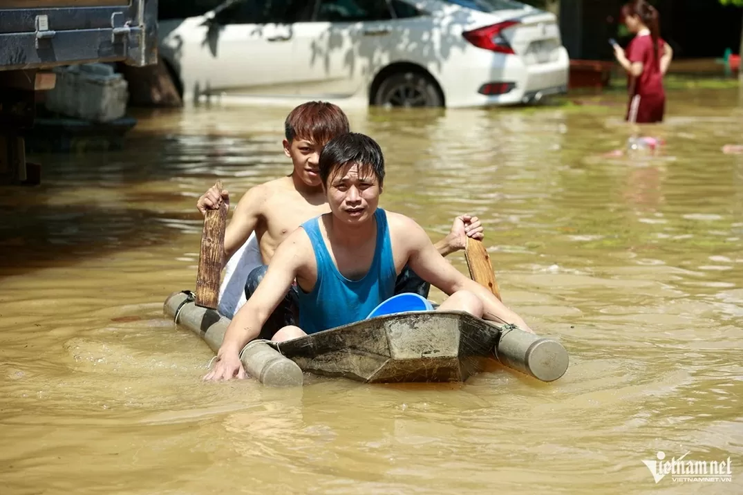 Người dân thôn Xuân Sơn, xã Trung Giã, Hà Nội phải dùng thuyền đi lại tại quốc lộ 3.