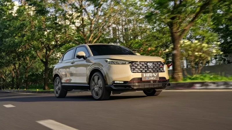 Mẫu xe hybrid Honda HR-V e:HEV RS được giảm 50% phí trước bạ, kèm theo một năm bảo hiểm thân xe chính hãng.