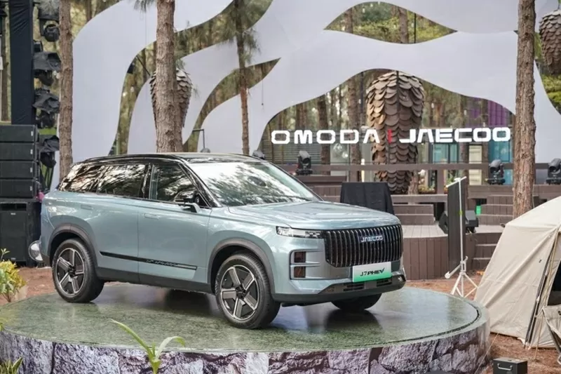 Mẫu xe hybrid Jaecoo J7 PHEV đang được giảm giá mạnh từ 969 triệu đồng xuống còn 889 triệu đồng, kèm theo quà tặng là ứng dụng quản lý xe từ xa T-box trị giá 20 triệu đồng.