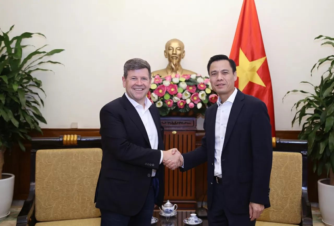 Thứ trưởng Ngoại giao Đặng Hoàng Giang chào mừng Phó Chủ tịch Nasdag Bob McCooey nhân dịp chuyến công tác tới Việt Nam. (Ảnh: Thành Long)