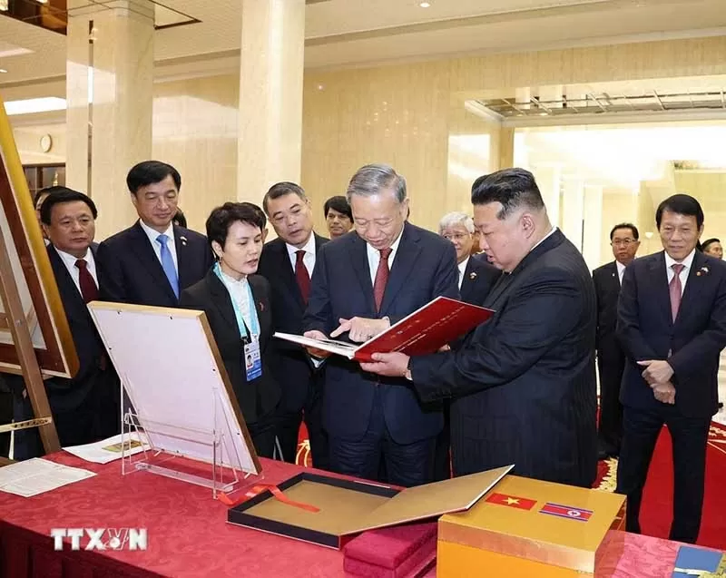Tổng Bí thư Tô Lâm hội đàm với Tổng Bí thư, Chủ tịch Quốc vụ Triều Tiên Kim Jong Un Tổng Bí thư Tô Lâm hội đàm với Tổng Bí thư, Chủ tịch Quốc vụ Triều Tiên Kim Jong Un