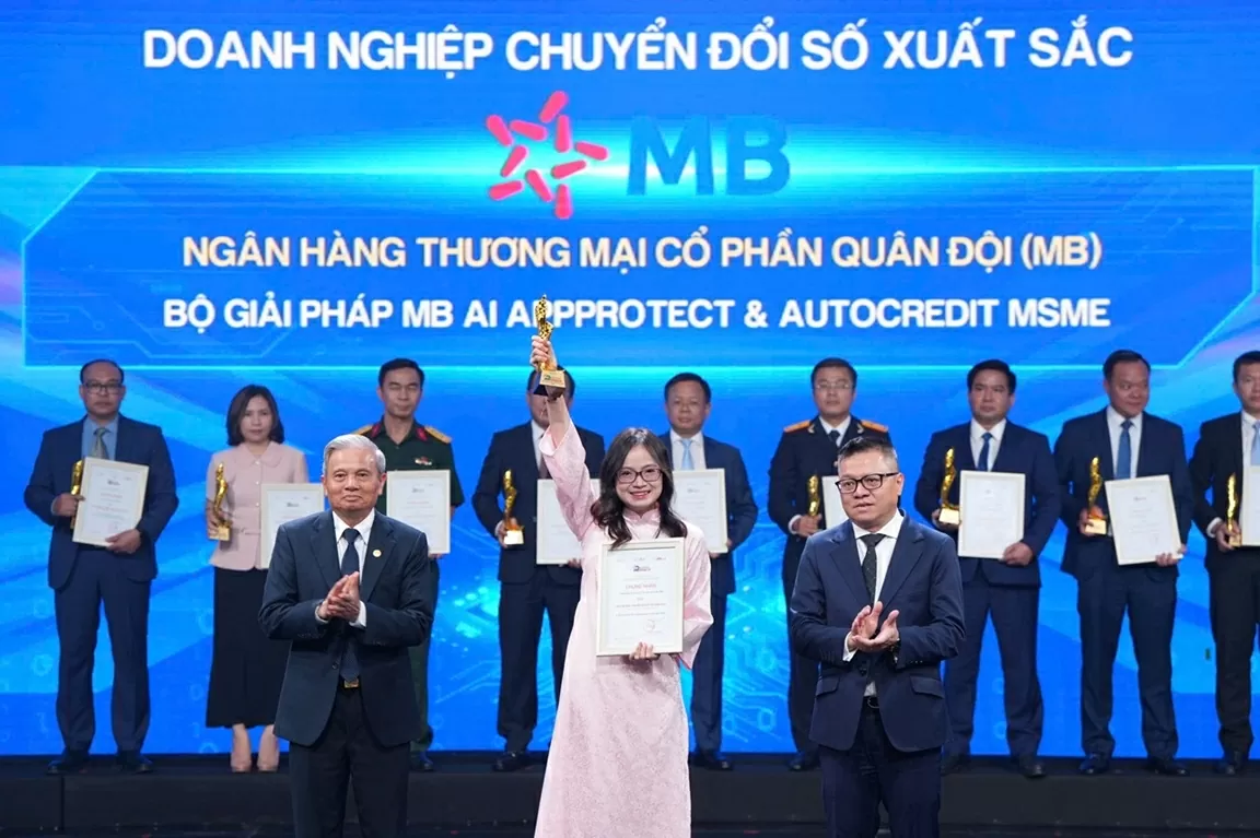 Đại diện MB, bà Phạm Thị Kim Phượng – Giám đốc dự án Nhà máy số Doanh nghiệp lên nhận giải thưởng. Đại diện MB, bà Phạm Thị Kim Phượng – Giám đốc dự án Nhà máy số Doanh nghiệp lên nhận giải thưởng.