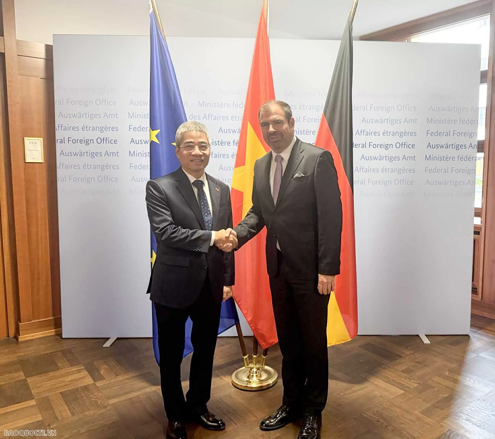 Đại sứ Nguyễn Đắc Thành và Quốc Vụ khanh Florian Hahn. Đại sứ Nguyễn Đắc Thành và Quốc Vụ khanh Florian Hahn.