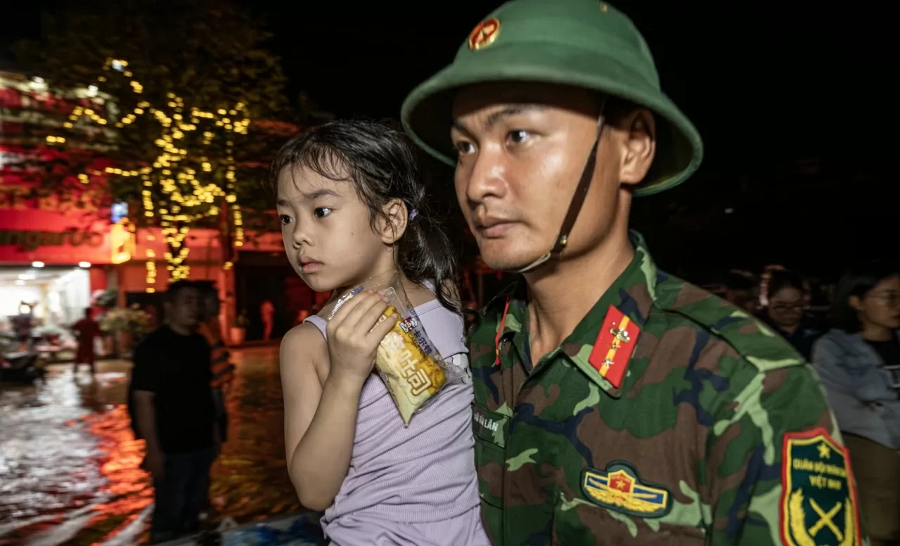 Lũ lụt miền Bắc: Khi trách nhiệm xã hội được đánh thức Lũ lụt miền Bắc: Khi trách nhiệm xã hội được đánh thức