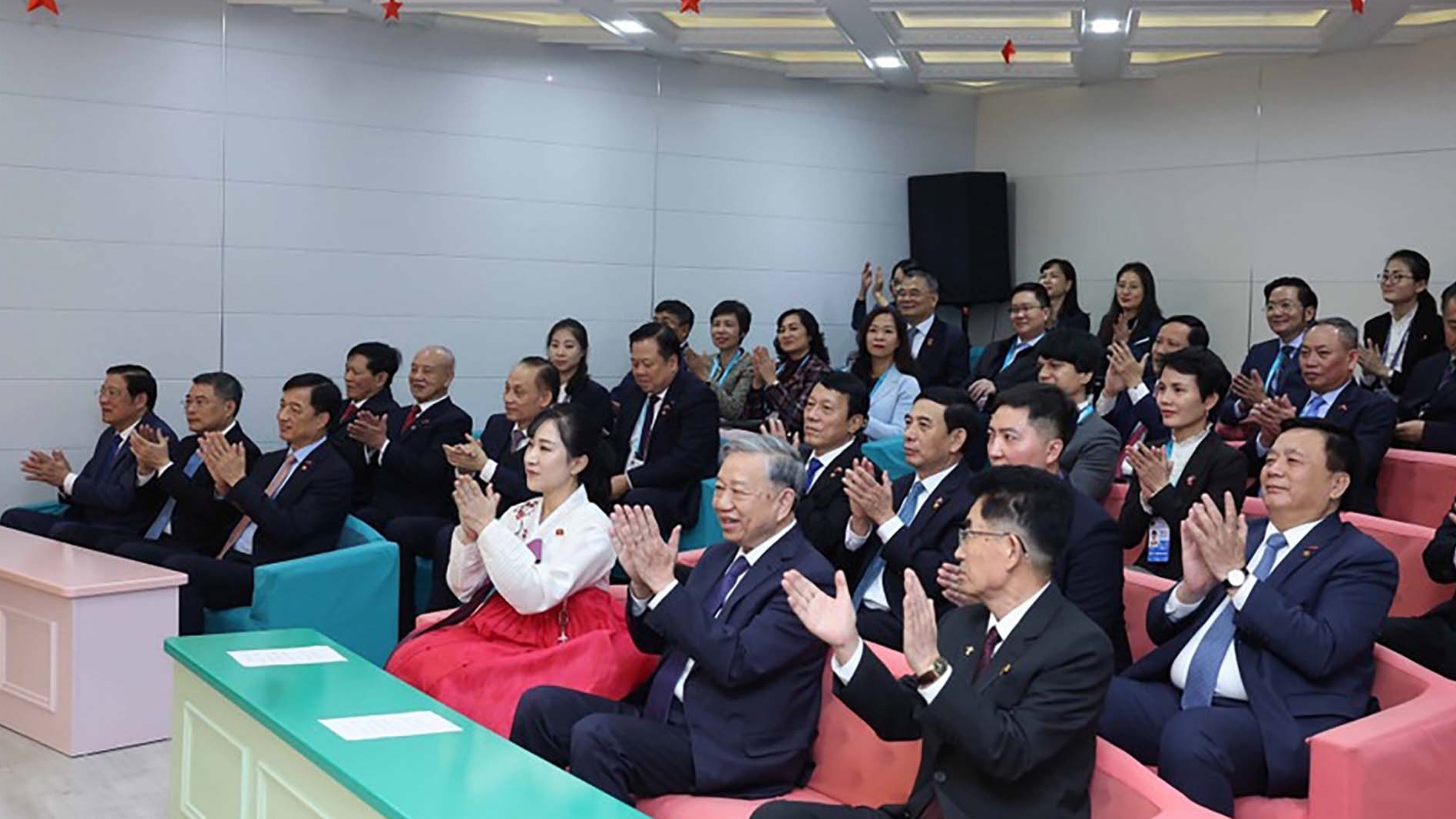 tong bi thu to lam tham truong mau giao kieng sang va lop hoc mang ten chu tich ho chi minh