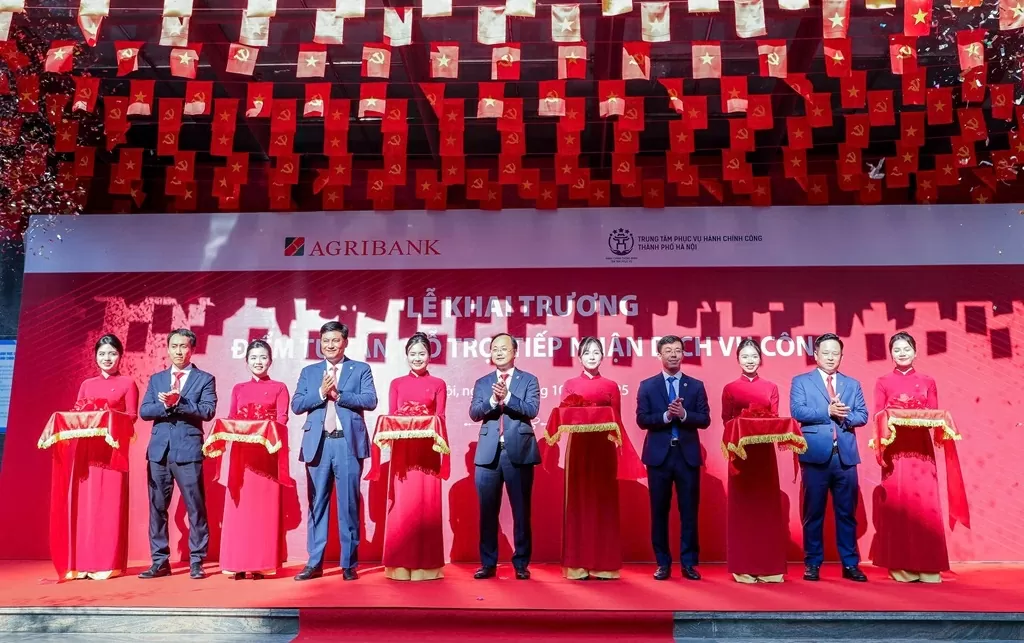 Các đại biểu cắt băng khai trương “Điểm tư vấn, hỗ trợ, tiếp nhận dịch vụ công” tại Hội sở Chi nhánh Hà Nội I.
