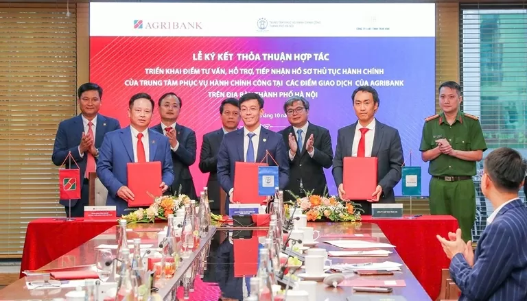 Đại diện 3 bên (Agribank - TTPVHCC - Công ty Luật TNHH Trần Anh) ký kết Thỏa thuận hợp tác triển khai “Điểm tư vấn,hỗ trợ, tiếp nhận hồ sơ thủ tục hành chính của TTPVHCC tại các điểm giao dịch của Agribank” dưới sự chứng kiến của đại diện lãnh đạo Ngân hàng Nhà nước Việt Nam, UBND TP Hà Nội; đại diện các đơn vị thuộc Bộ Công an.