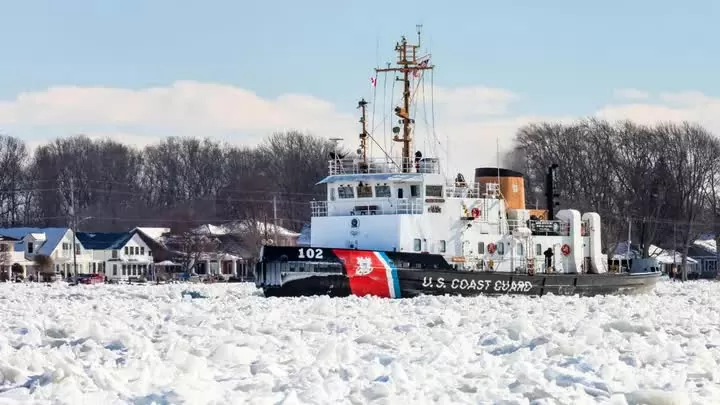 Tàu tuần tra bờ biển Hoa Kỳ Bristol Bay phá băng trên sông St. Clair gần Roberts Landing, Michigan, trong một nhiệm vụ dọn băng mùa đông vào khoảng năm 2015. getty Images