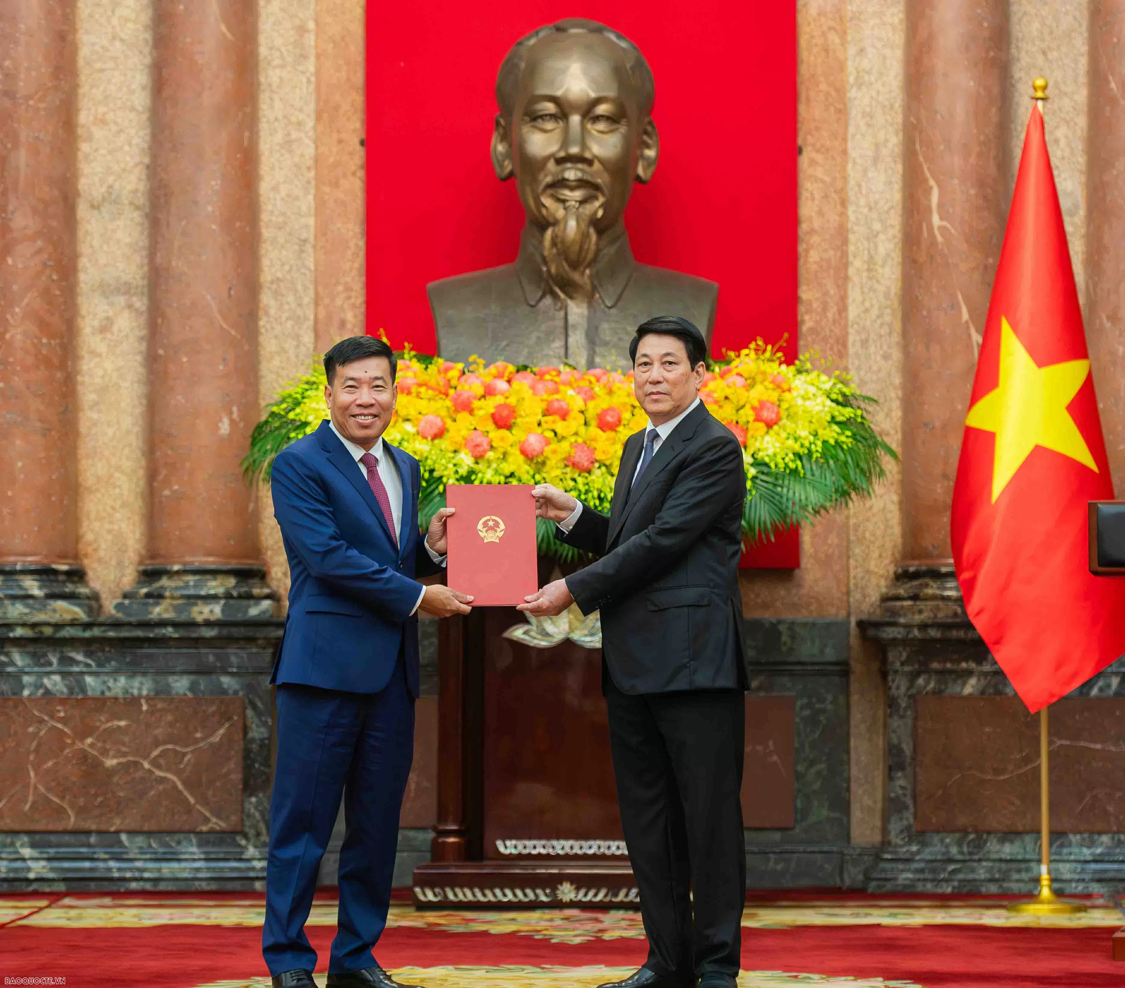 Chủ tịch nước Lương Cường trao quyết định phong hàm và bổ nhiệm Đại sứ