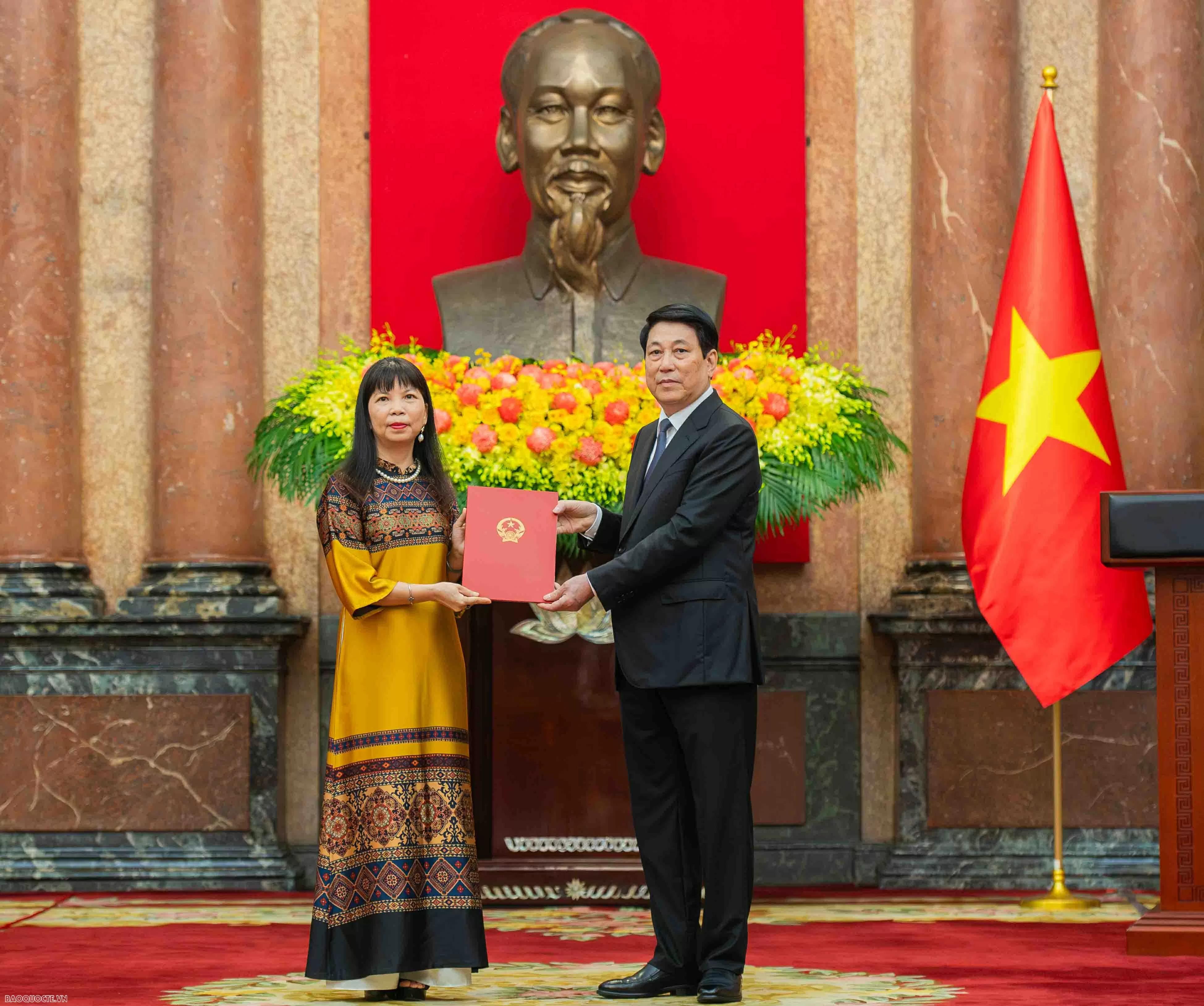 Chủ tịch nước Lương Cường trao quyết định phong hàm và bổ nhiệm Đại sứ