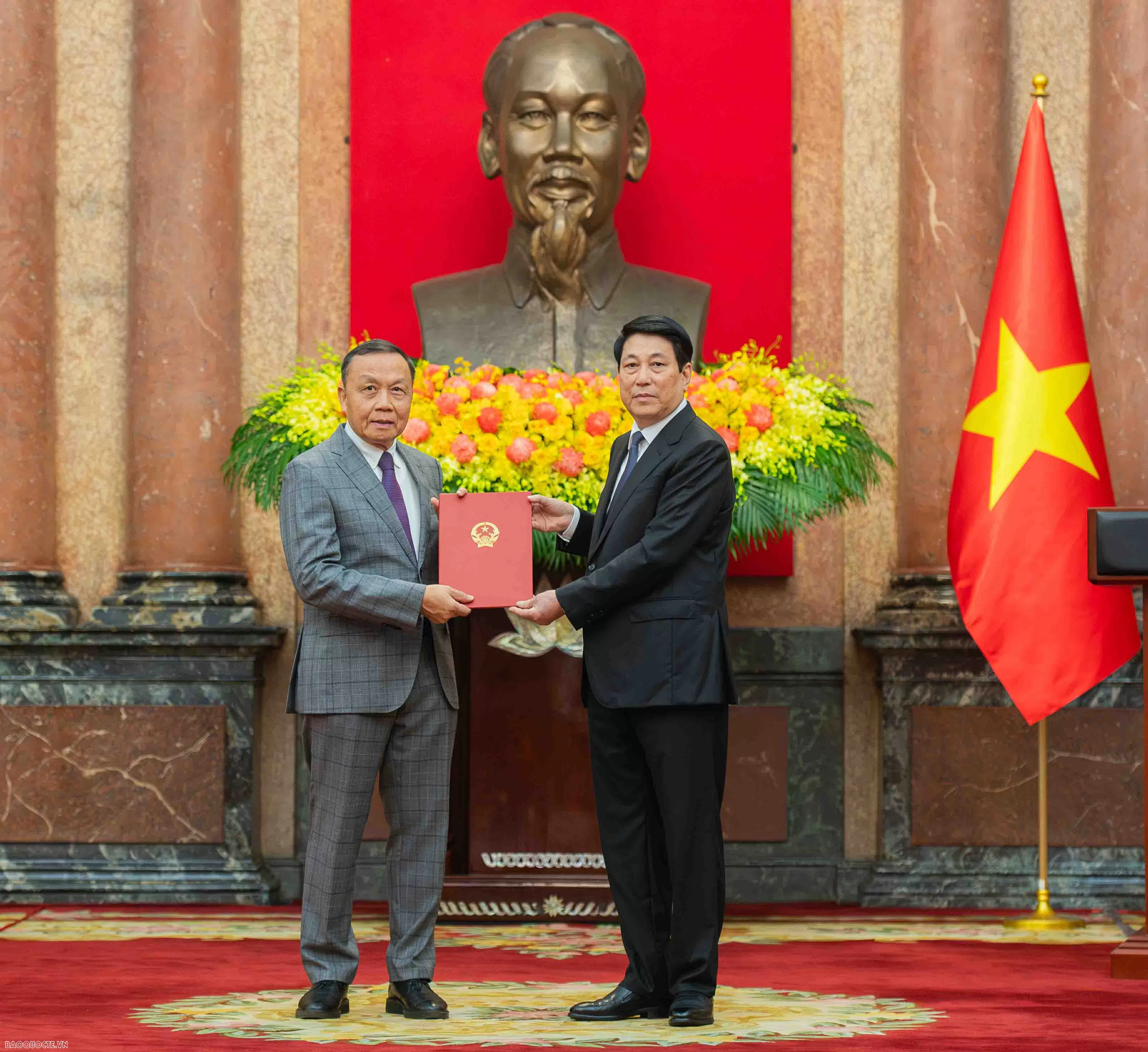 Chủ tịch nước Lương Cường trao quyết định phong hàm và bổ nhiệm Đại sứ