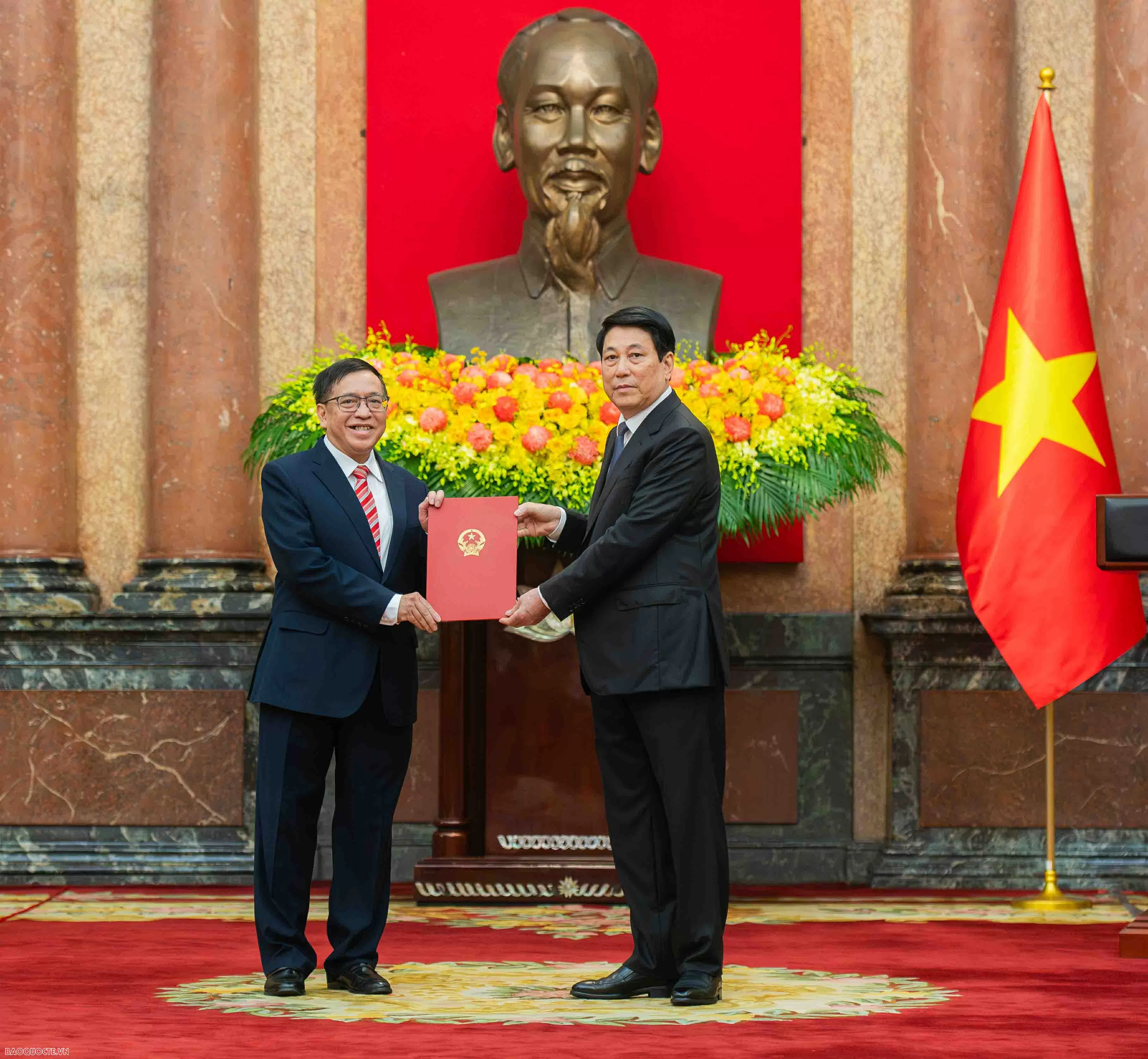 Chủ tịch nước Lương Cường trao quyết định phong hàm và bổ nhiệm Đại sứ