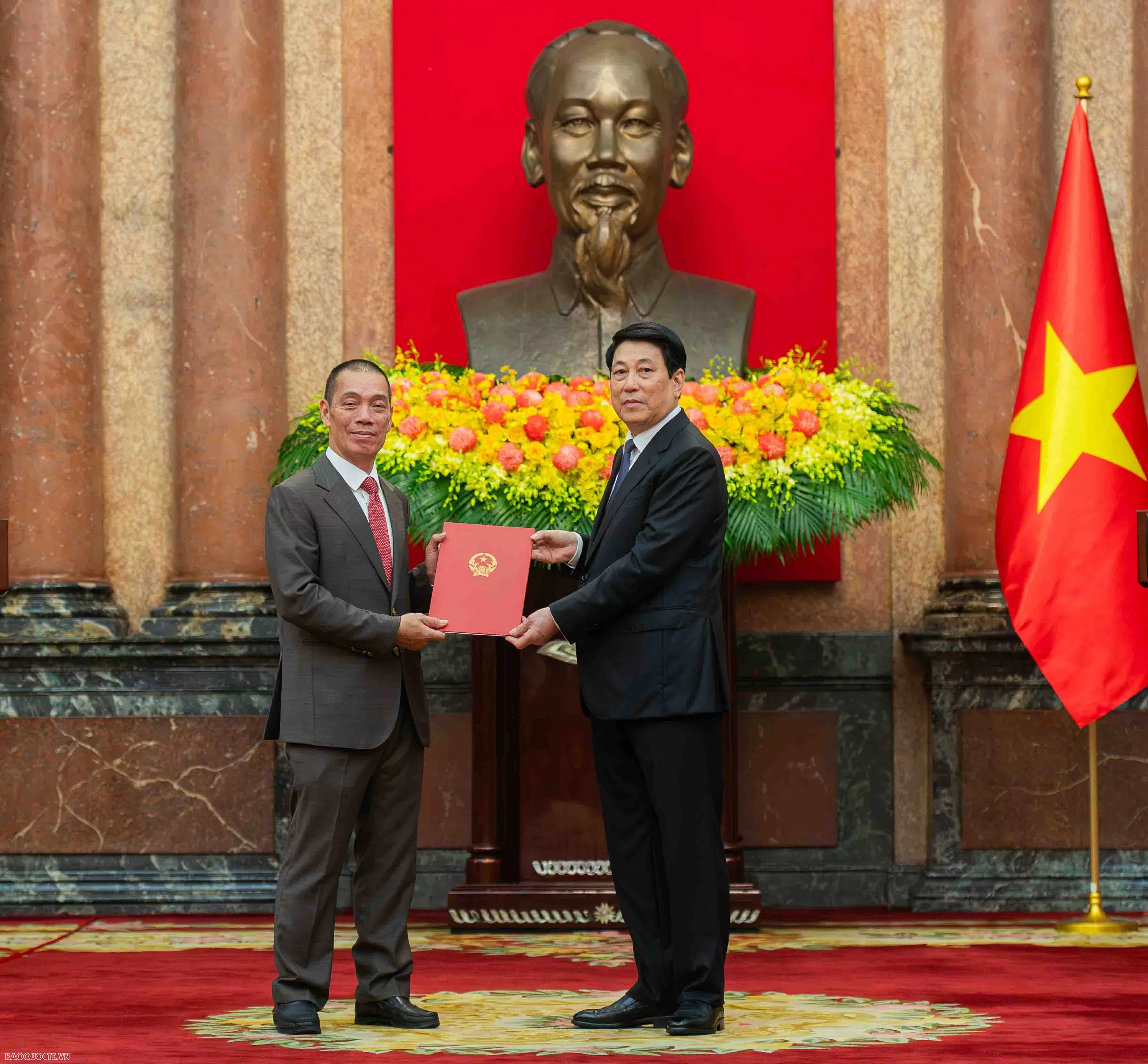 Chủ tịch nước Lương Cường trao quyết định phong hàm và bổ nhiệm Đại sứ