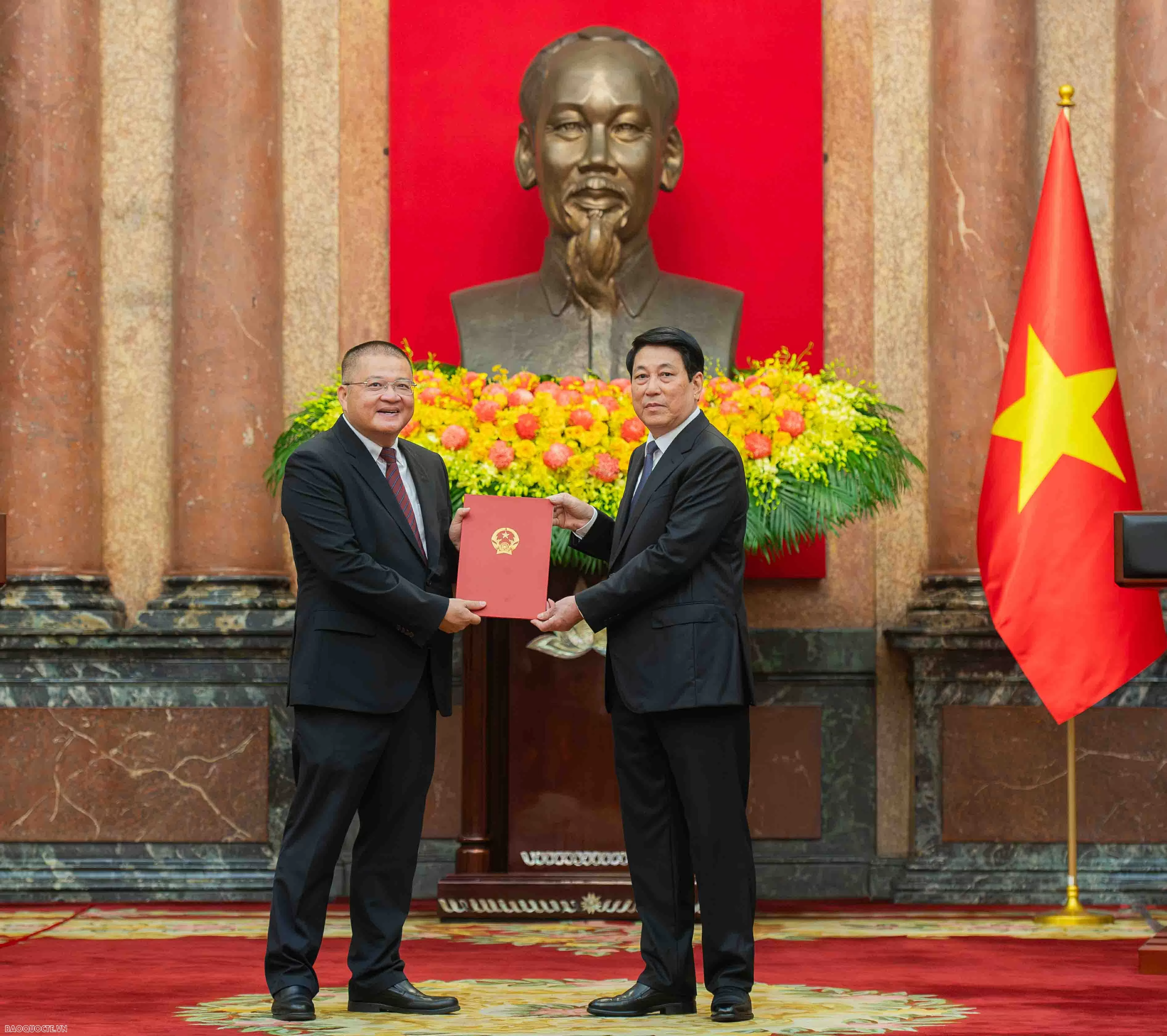 Chủ tịch nước Lương Cường trao quyết định phong hàm và bổ nhiệm Đại sứ