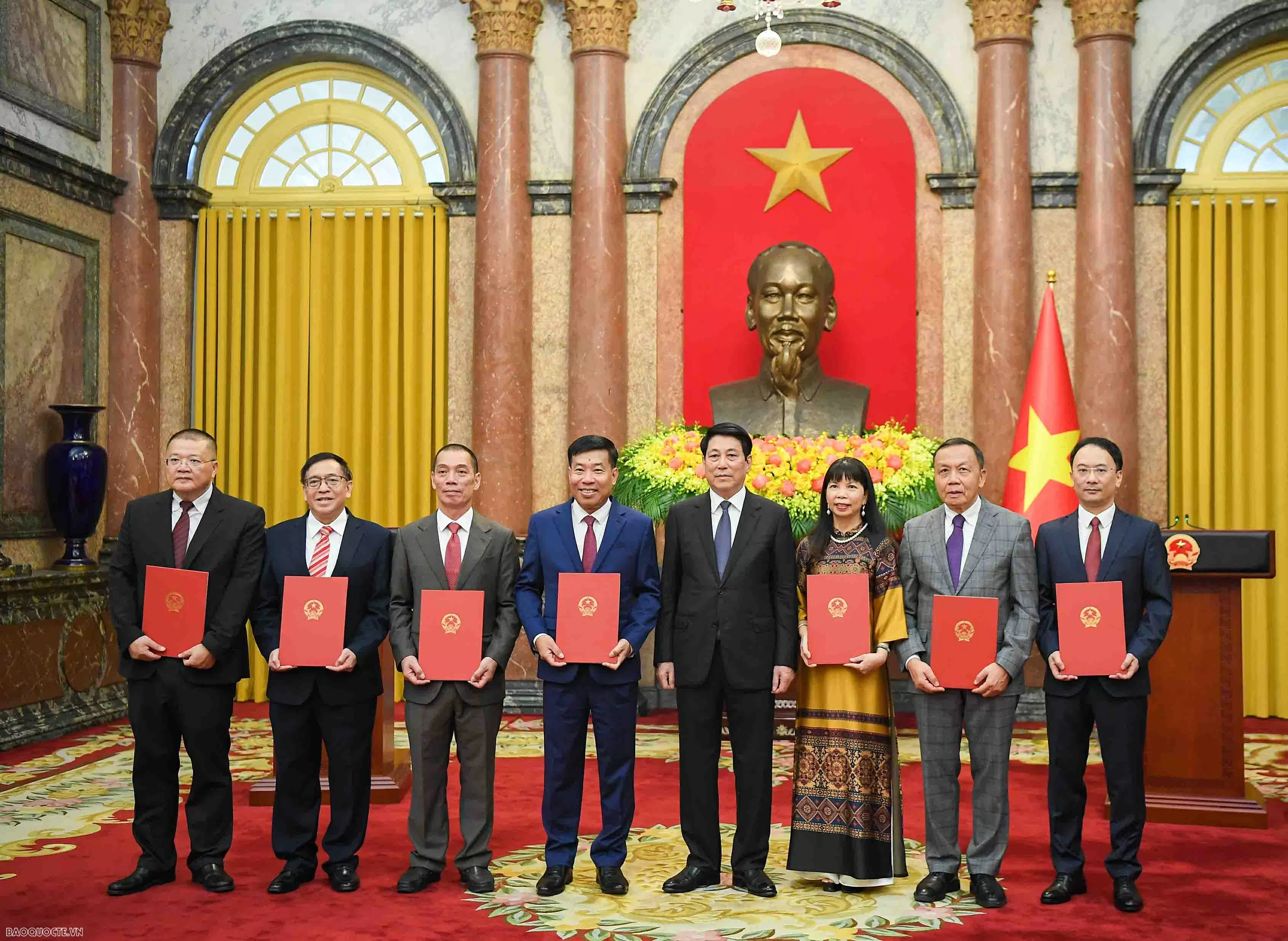 Chủ tịch nước Lương Cường trao quyết định phong hàm và bổ nhiệm Đại sứ