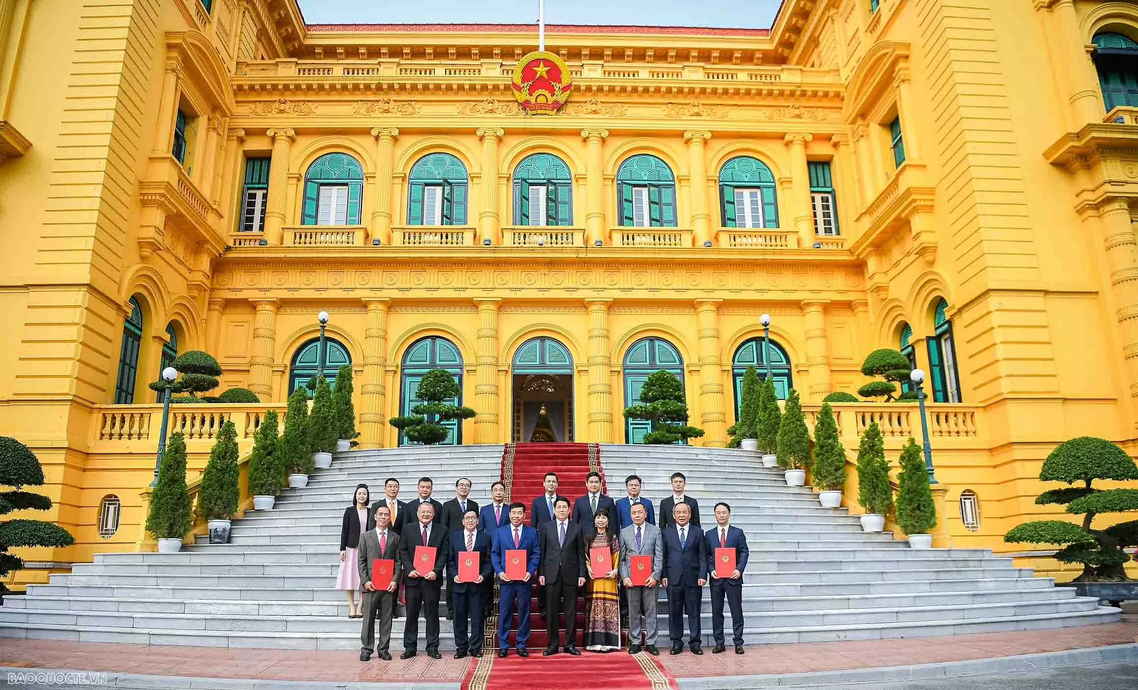 Chủ tịch nước Lương Cường trao quyết định phong hàm và bổ nhiệm Đại sứ