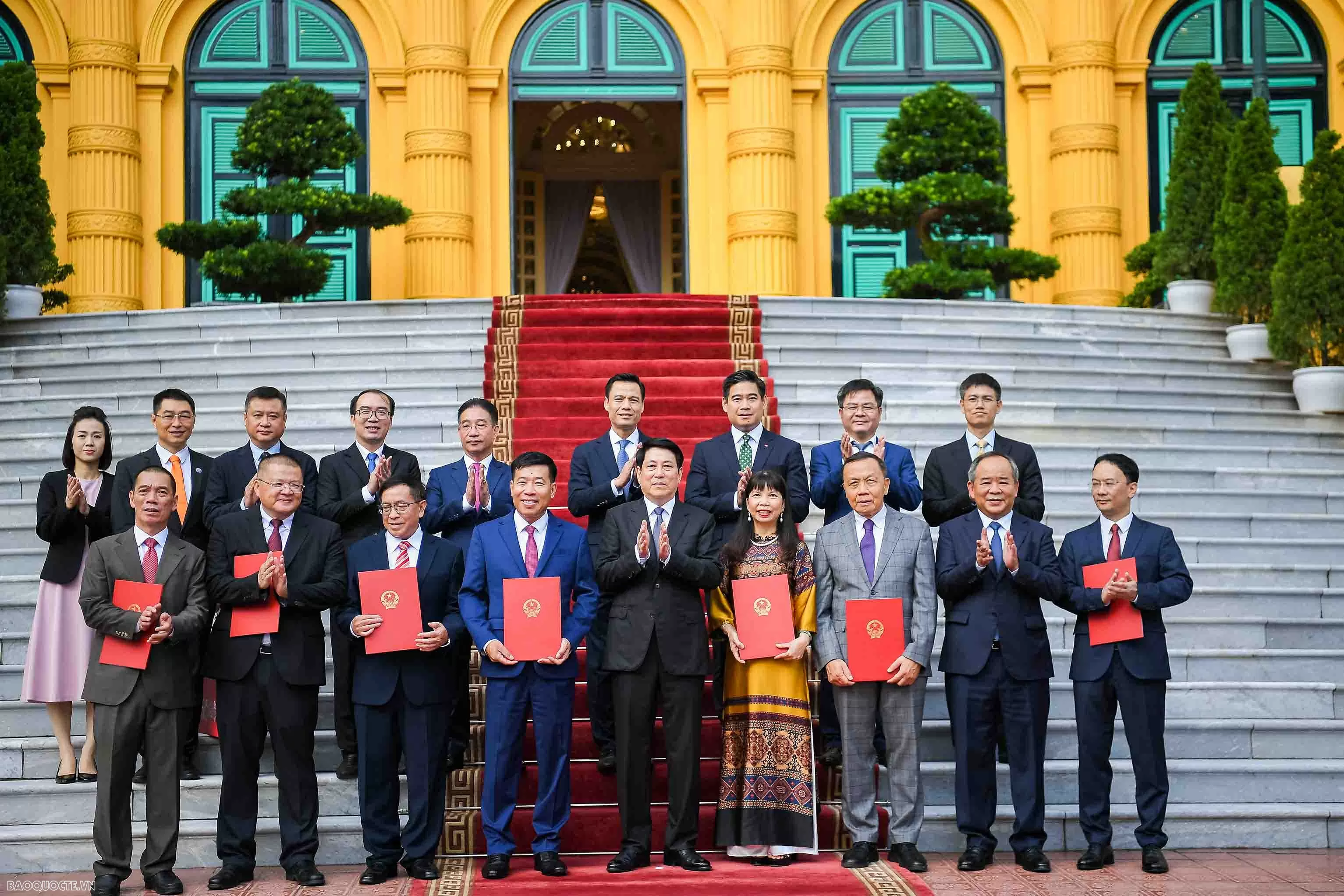 Chủ tịch nước Lương Cường trao quyết định phong hàm và bổ nhiệm Đại sứ