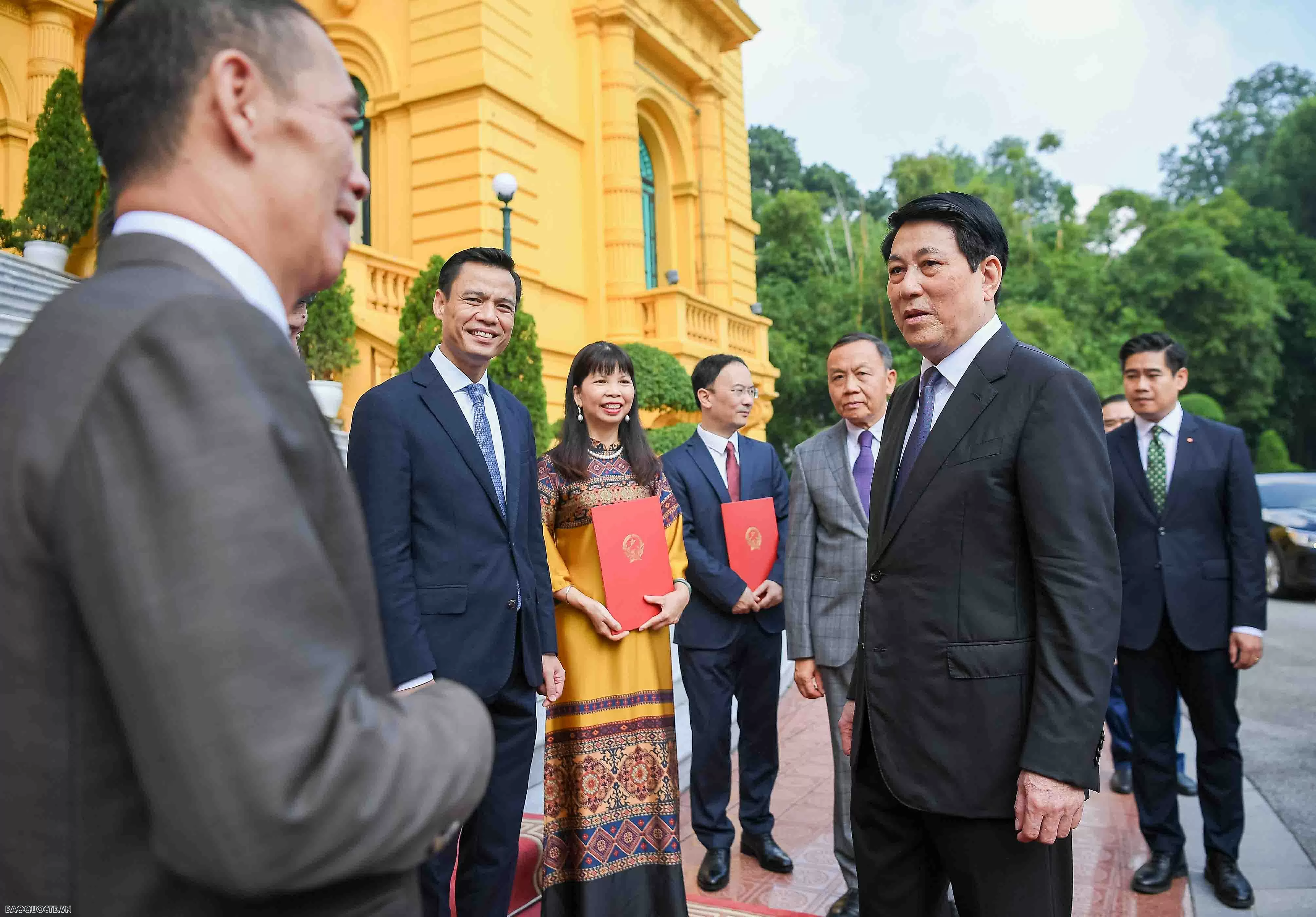 Chủ tịch nước Lương Cường trao quyết định phong hàm và bổ nhiệm Đại sứ