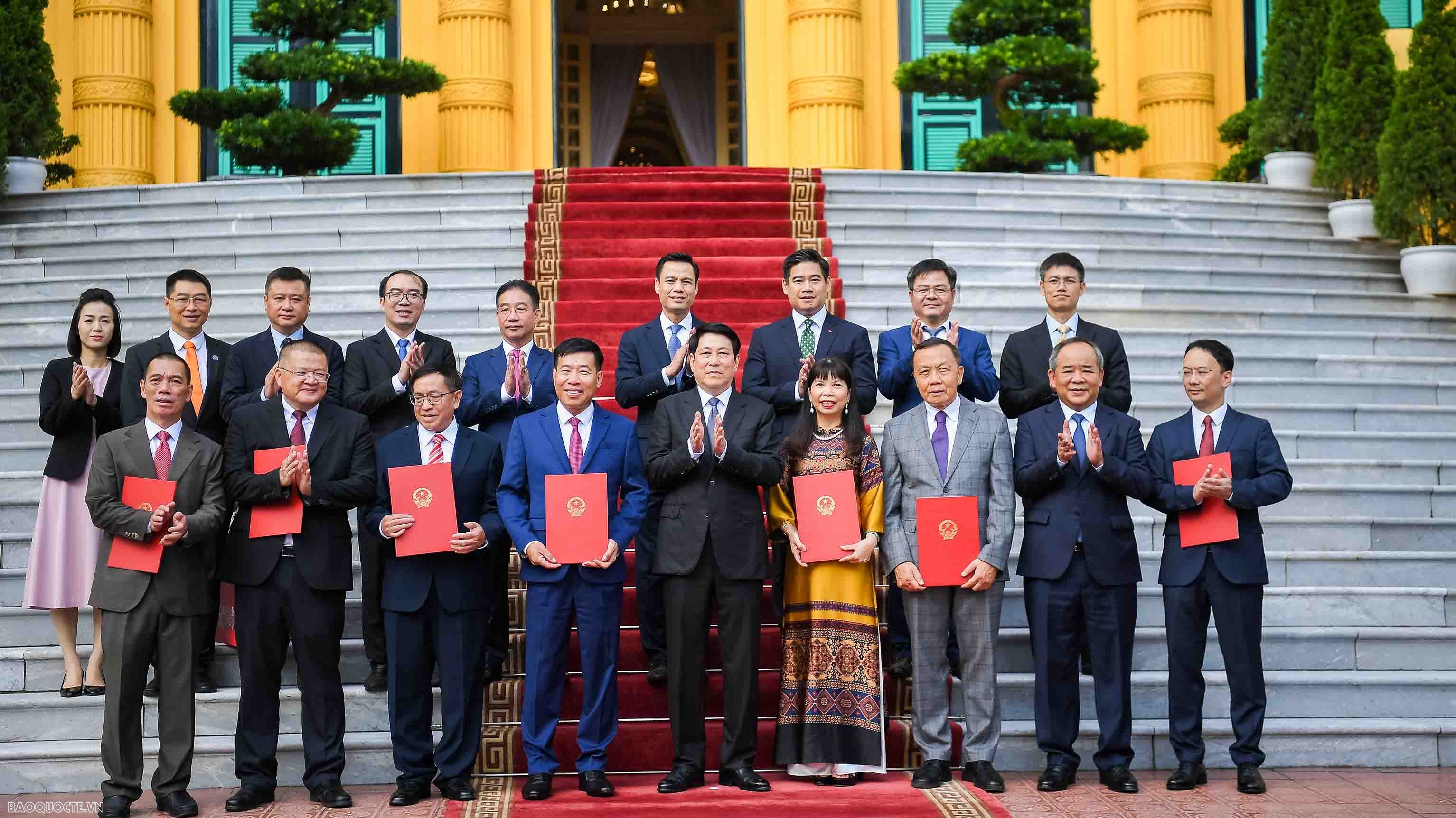 chu tich nuoc luong cuong trao quyet dinh phong ham va bo nhiem dai su