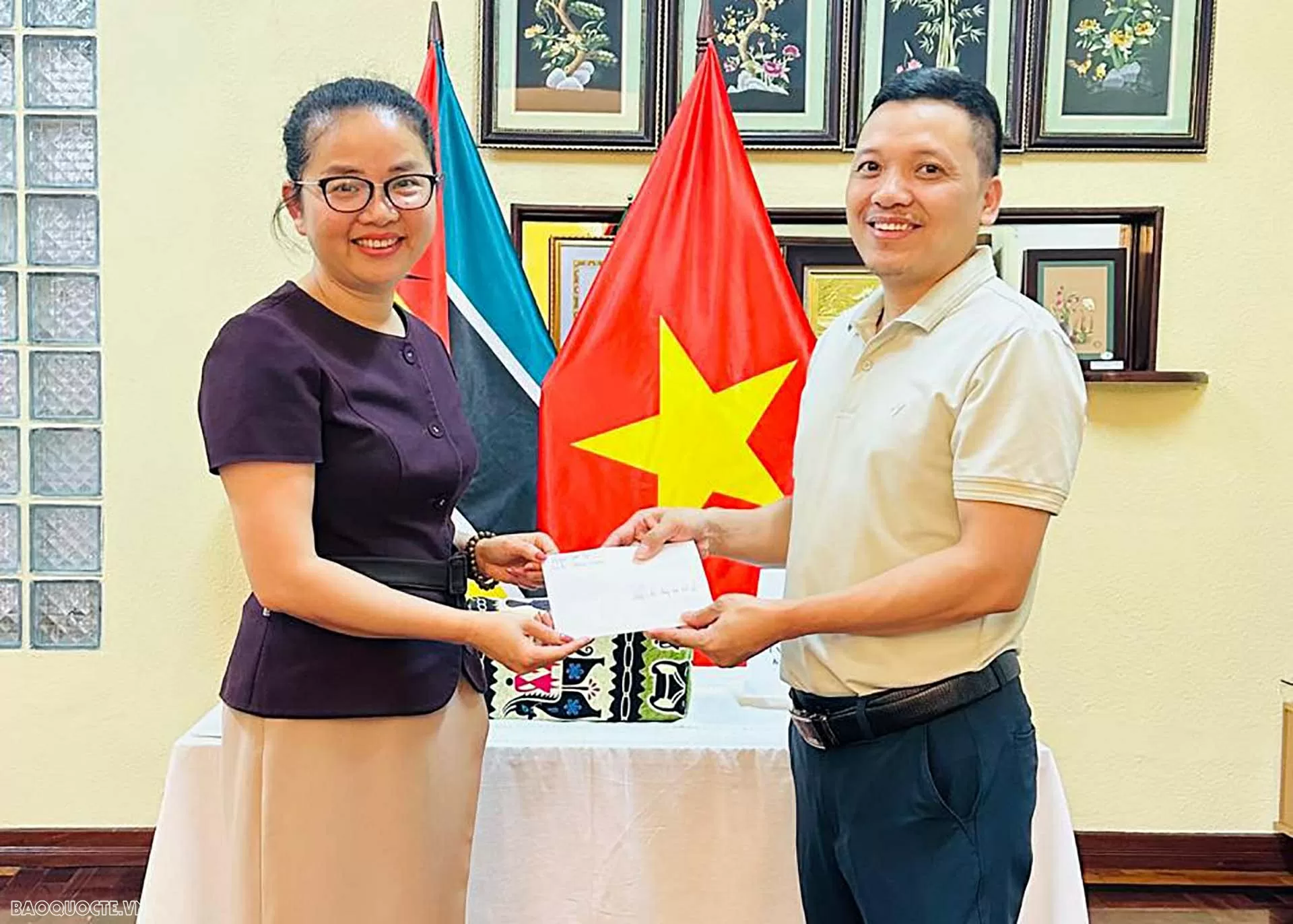 Đại sứ quán Việt Nam tại Mozambique phát động ủng hộ đồng bào trong nước khắc phục thiệt hại do bão lũ Đại sứ quán Việt Nam tại Mozambique phát động ủng hộ đồng bào trong nước khắc phục thiệt hại do bão lũ