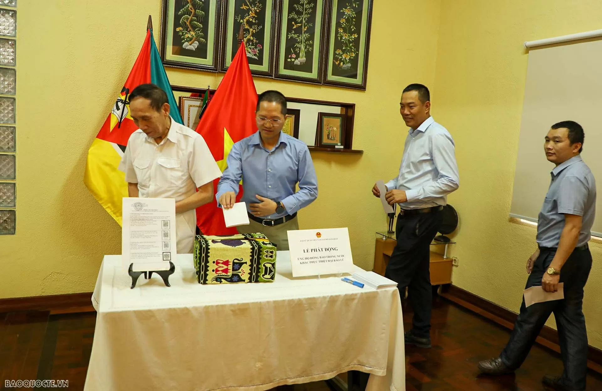 Đại sứ quán Việt Nam tại Mozambique phát động ủng hộ đồng bào trong nước khắc phục thiệt hại do bão lũ Đại sứ quán Việt Nam tại Mozambique phát động ủng hộ đồng bào trong nước khắc phục thiệt hại do bão lũ