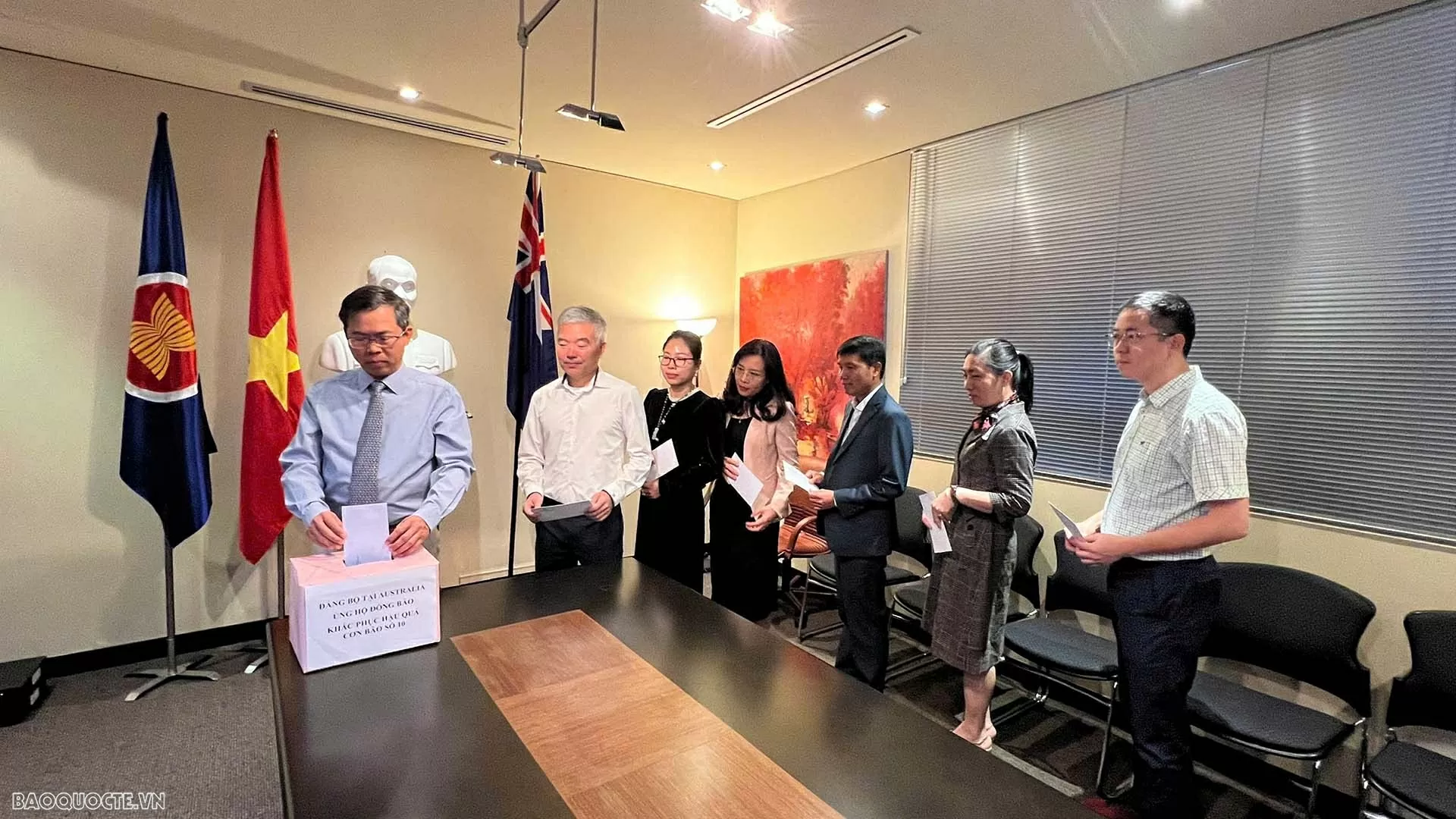 Các cơ quan đại diện Việt Nam tại Australia chung tay ủng hộ đồng bào bị thiệt hại do bão lũ Các cơ quan đại diện Việt Nam tại Australia chung tay ủng hộ đồng bào bị thiệt hại do bão lũ