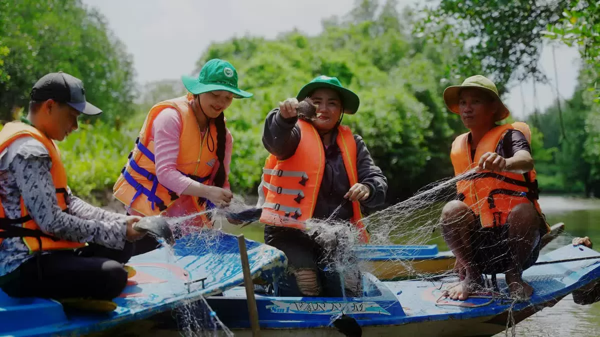 Du khách trải nghiệm kéo lưới trong rừng ngập mặn. VTV