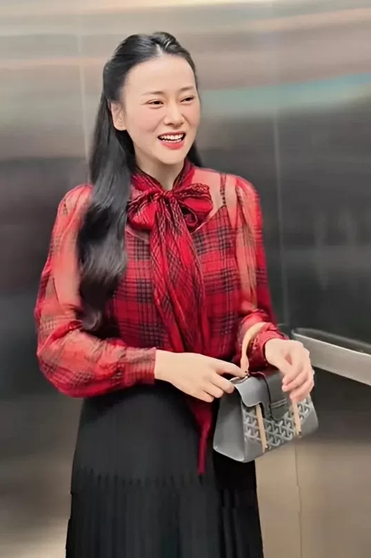 Hình ảnh chiếc túi xách nhỏ xinh đồng hành cùng diễn viên Phương Oanh qua các tập phim 'Gió ngang khoảng trời xanh'