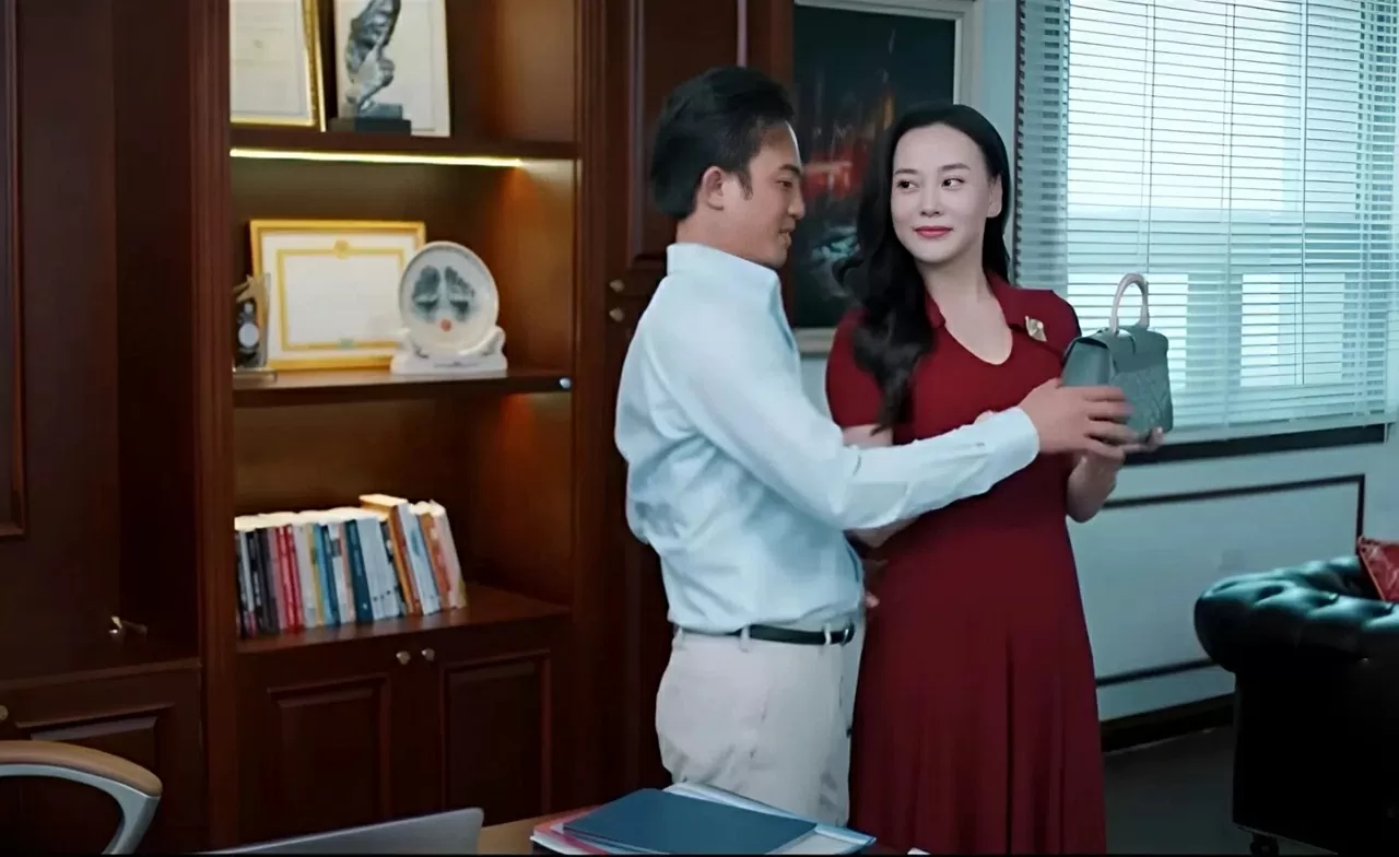 Hình ảnh chiếc túi xách hàng hiệu đồng hành cùng diễn viên Phương Oanh qua các tập phim Gió ngang khoảng trời xanh Hình ảnh chiếc túi xách hàng hiệu đồng hành cùng diễn viên Phương Oanh qua các tập phim Gió ngang khoảng trời xanh