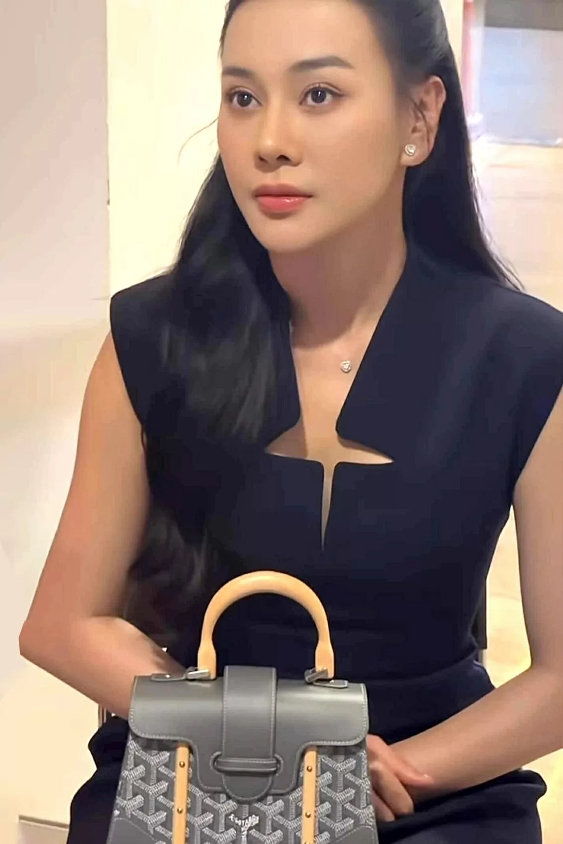 Hình ảnh chiếc túi xách hàng hiệu đồng hành cùng diễn viên Phương Oanh qua các tập phim Gió ngang khoảng trời xanh