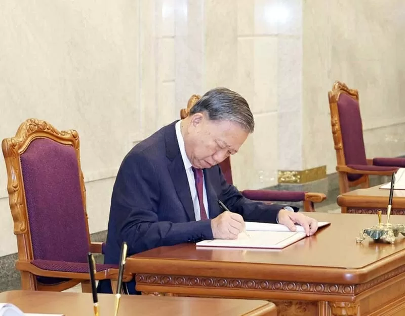 Tổng Bí thư Tô Lâm đặt hoa tưởng nhớ Chủ tịch Kim Nhật Thành và Tổng Bí thư Kim Jong-il