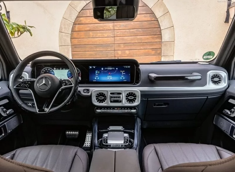 Khoang cabin của Mercedes-Benz G 500 giữ nguyên phong cách bố trí sang trọng đặc trưng của dòng G-Class. Khoang cabin của Mercedes-Benz G 500 giữ nguyên phong cách bố trí sang trọng đặc trưng của dòng G-Class.