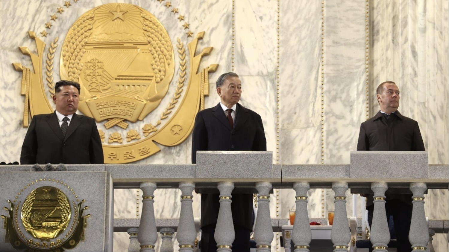 tong bi thu du le duyet binh ky niem 80 nam thanh lap dang lao dong trieu tien