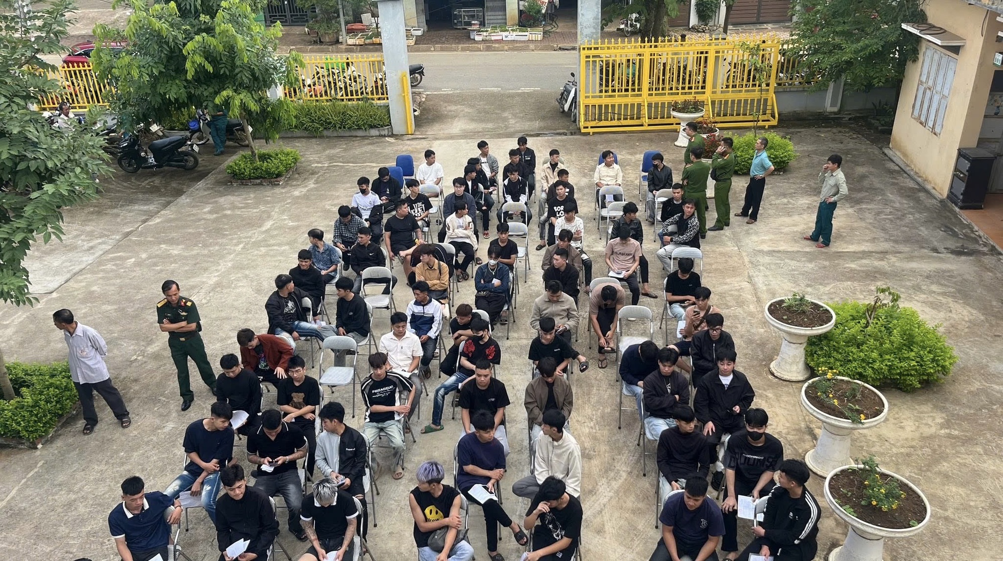 Những lá đơn được viết bằng nhiệt huyết tuổi trẻ- Ảnh 3. Những lá đơn được viết bằng nhiệt huyết tuổi trẻ- Ảnh 3.